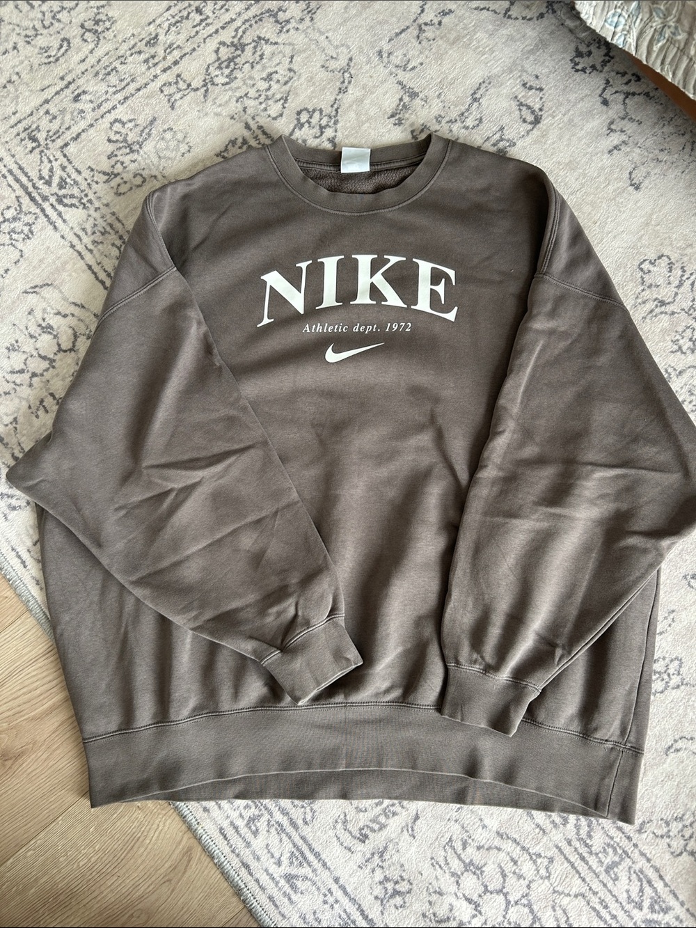 NIKE Menโs Brown/Grey Graphic Crewneck Sweatshirt